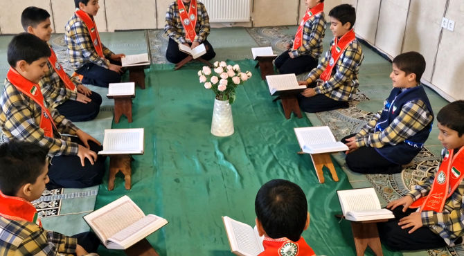 آماده‌سازی و غبارروبی نمازخانه آموزشگاه مهیا به مناسبت حلول ماه مبارک رمضان
