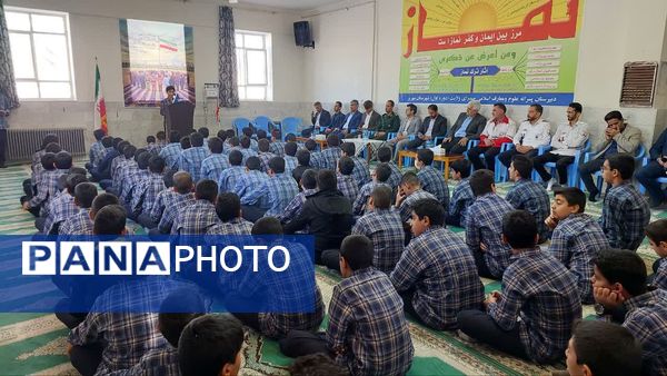 مراسم هفته گرامیداشت پدافند غیرعامل در دبیرستان دور اول صدرا مهریز