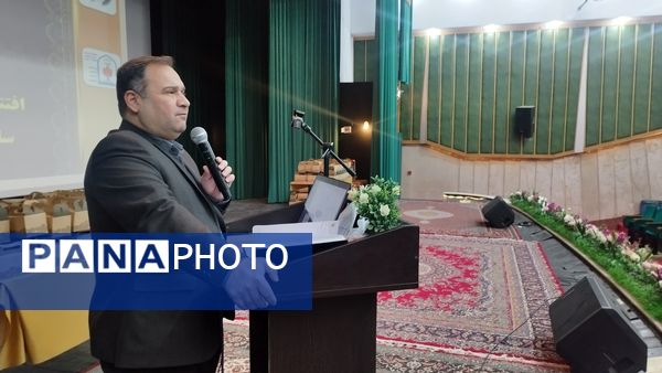 آیین تجلیل از دانش‌آموزان منتخب مسابقات قرآنی و فرهنگی 