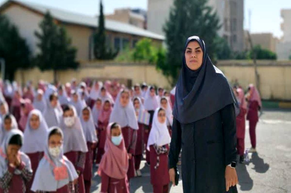 معلم شخصی است که بذر دانایی را در وجود شاگرد میکارد