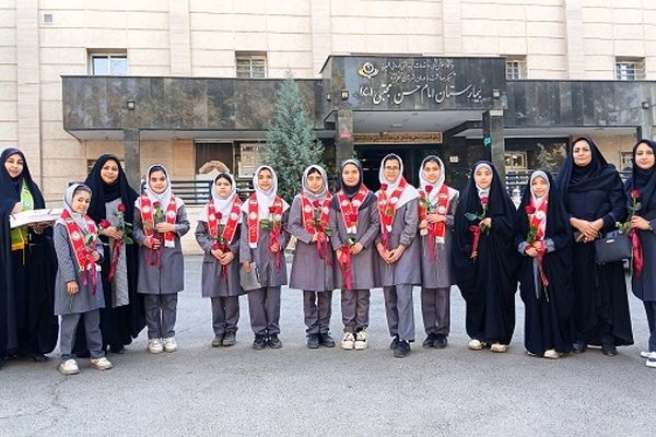دانش‌آموزان پیشتاز دبستان «دانش و هنر» نظرآباد در روز پرستار از مدافعان سلامت تجلیل کردند