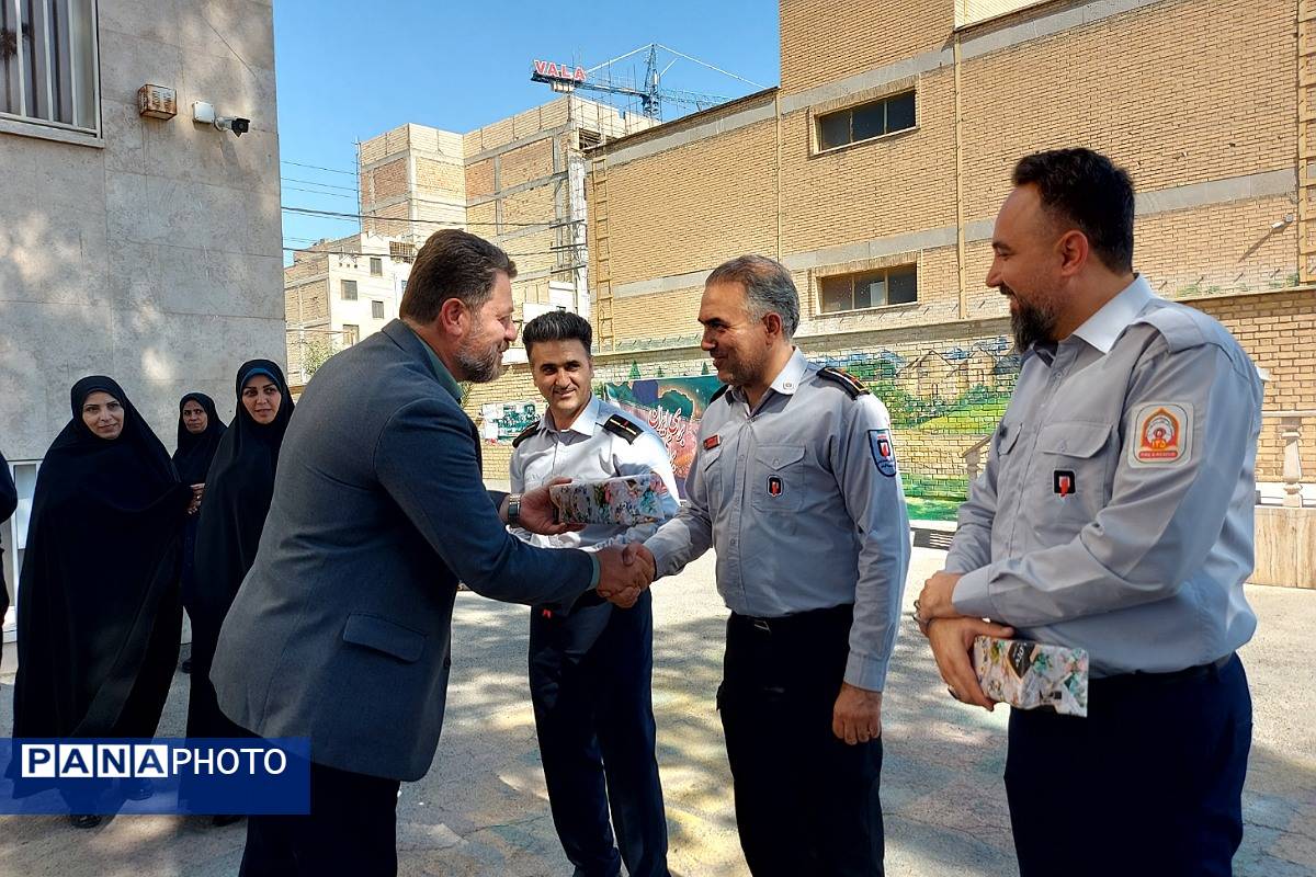 گرامیداشت مقام آتش‌نشان در دبیرستان نمونه دولتی شهیدی باقرشهر 