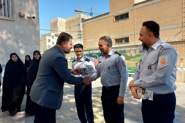 گرامیداشت مقام آتش‌نشان در دبیرستان نمونه دولتی شهیدی باقرشهر 