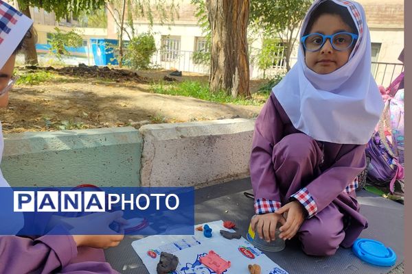 شادی و هیاهوی کودکان در اردوی درون مدرسه‌ای  آموزشگاه ایران ۲ به مناسب هفته ملی کودک 