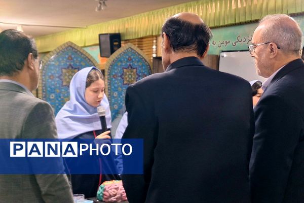 نمایشگاه پژوهش به مناسبت هفته پژوهش در دبستان حکمت نبوی ناحیه دو شهرری 