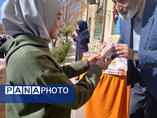 جشن روز دانش آموز در مدرسه نمونه وکیلی ۱۰ استاد شفیعی کدکنی