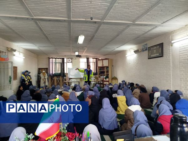 بیست و هفتمین مانور زلزله در دبیرستان دخترانه دانشور 2 