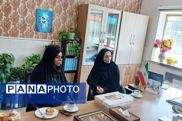 دیدار و تکریم مسئولین شهری با فرهنگیان دبستان ستایش و صابران یک به مناسبت هفته معلم