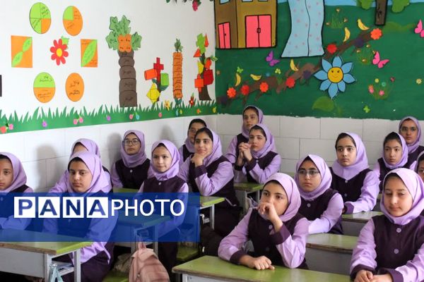 حضور پلیس در دبستان فاطمهالزهرا برای آموزش پیشگیری از آسیبهای اجتماعی