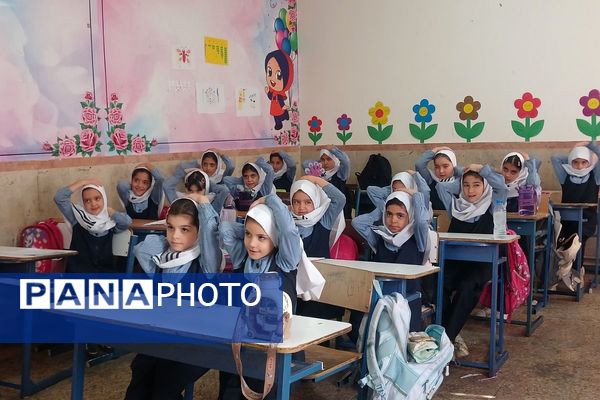 مانور تخلیه اضطراری و آمادگی برای لحظات بحرانی در مدرسه معراج بهارستان‌دو