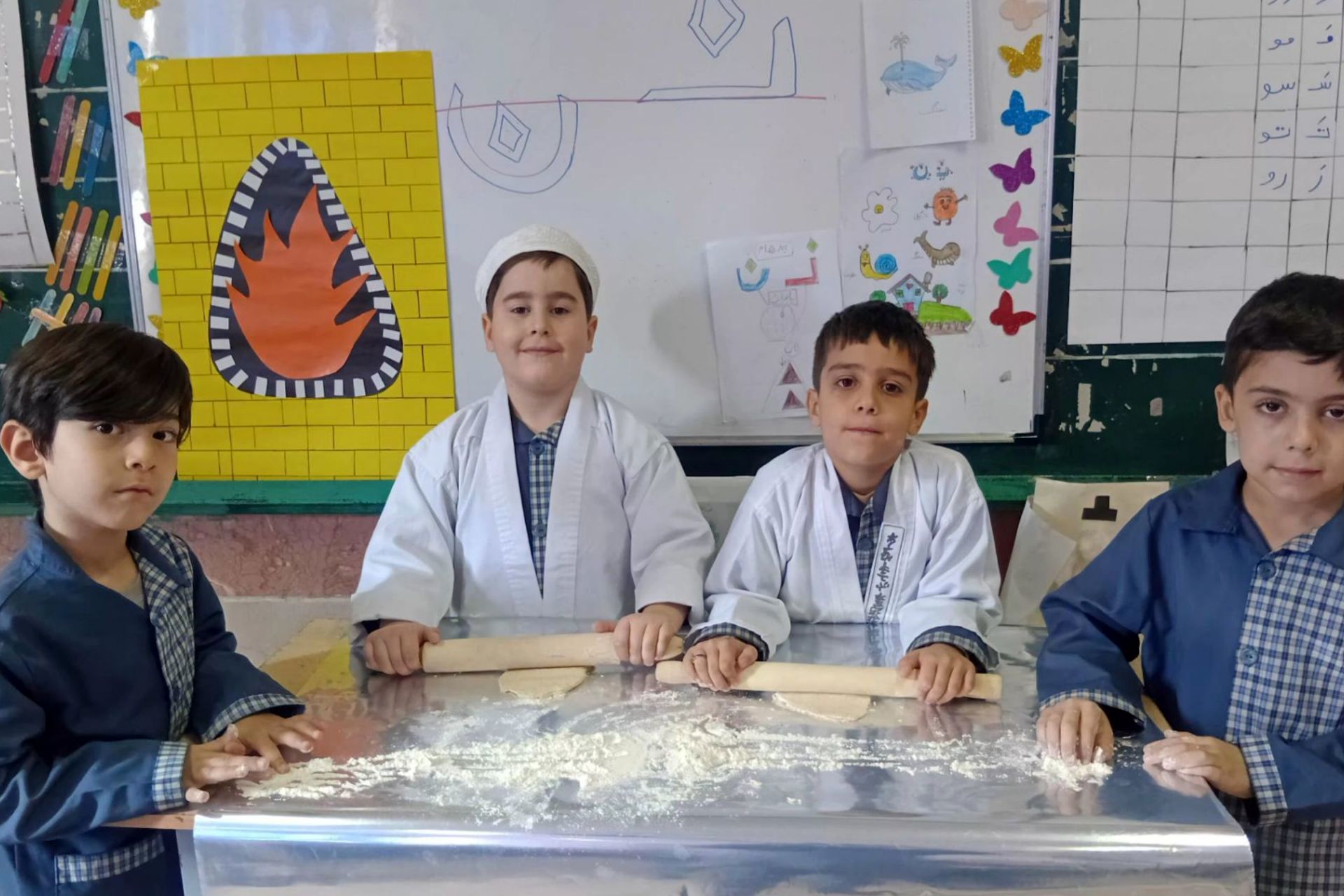  تدریس حرف «ن» با تجربه نان‌پزی در مدرسه صاحب‌الزمان رباط‌کریم