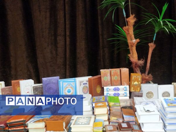 گشایش نمایشگاه کتاب در فرهنگسرای فاروج 