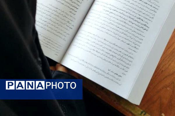 بازدید دانش‌آموزان مدرسه‌ حضرت زهرا (س) نیر از کتابخانه در هفته‌ کتاب 