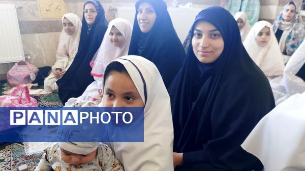 نماز مادر و دختری به مناسبت روز دانش‌آموز در دبستان دخترانه اندیشه