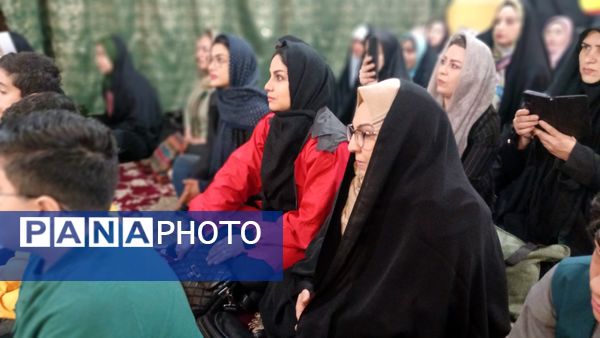 تقدیر دانش‌آموزان فعال فرهنگی‌هنری از مادرانشان با همکاری مربی در محمدشهر کرج
