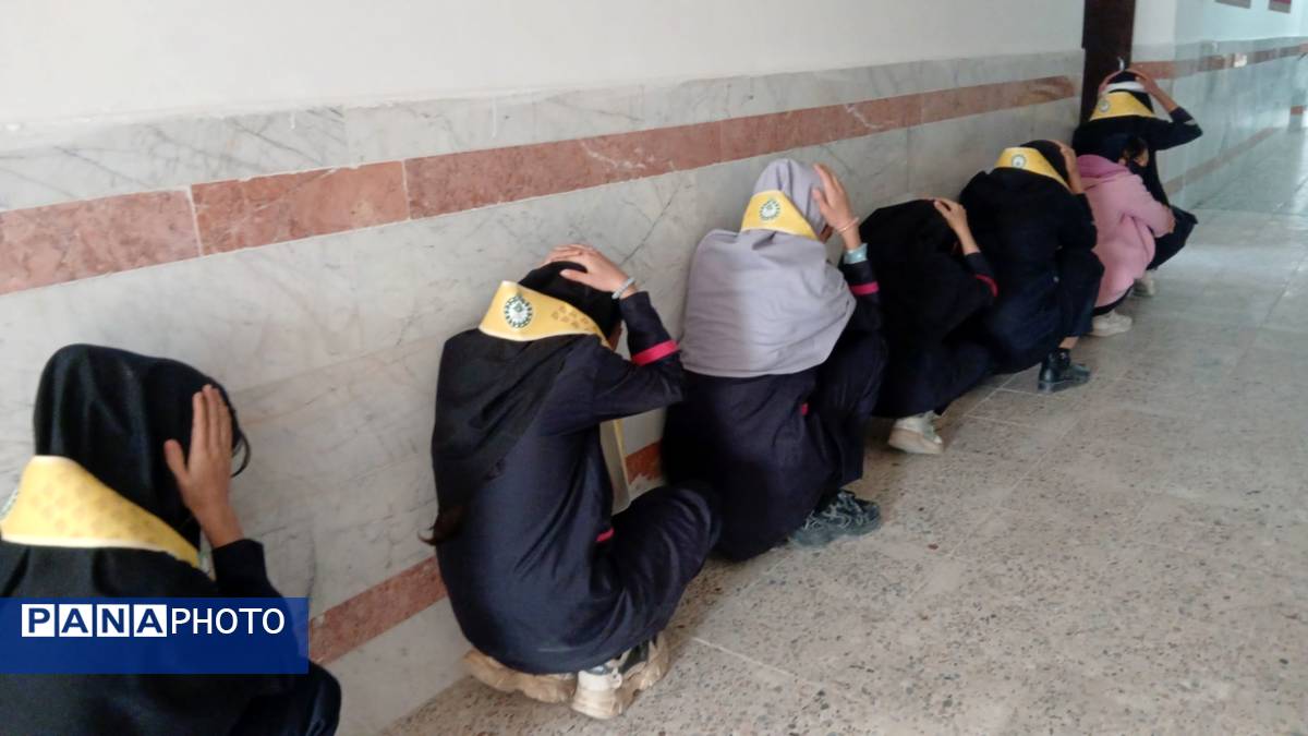 مانور زلزله  در دبیرستان حجت‌ الاسلامی نیشابور 