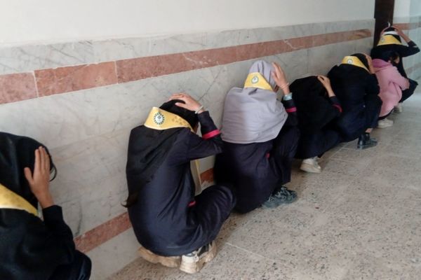 مانور زلزله  در دبیرستان حجت‌ الاسلامی نیشابور 