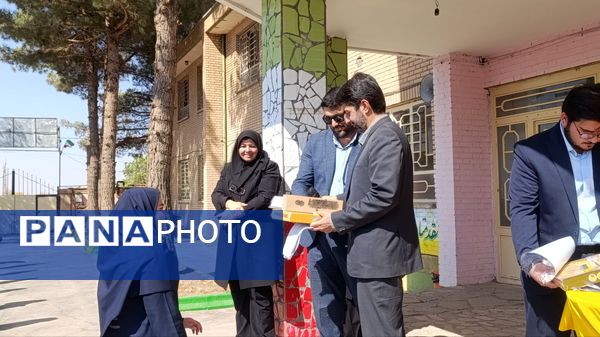 تقدیر از برگزیدگان مسابقات قرآن، عترت و نماز در دبیرستان حضرت سکینه