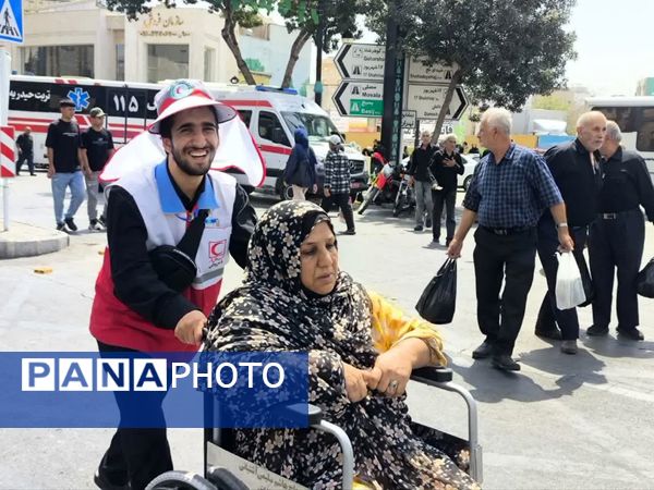 خدمت جوانان هلال‌احمر همدان به زائران رضوی در طرح ملی «قدم به قدم در مسیر بهشت»