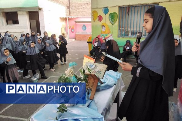 گرامیداشت هفته کتاب و کتاب‌خوانی در دبستان دخترانه جعفریه با حضور پرشور دانش‌آموزان
