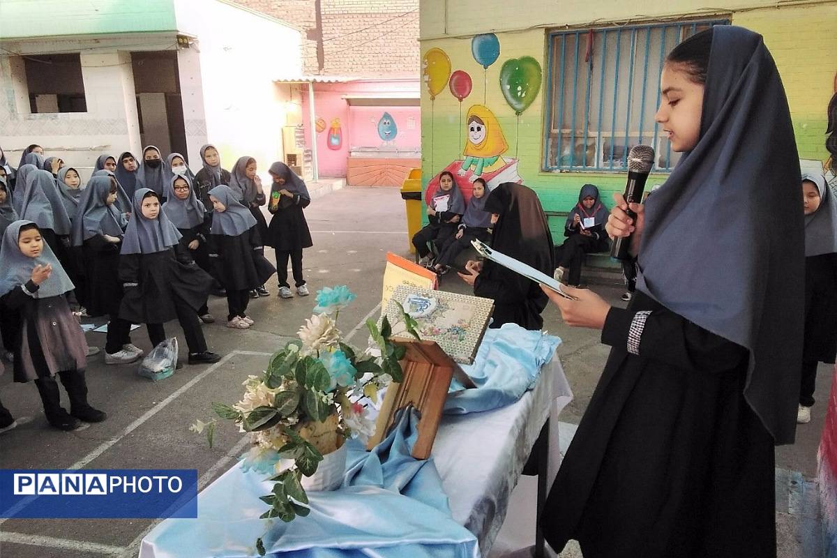 گرامیداشت هفته کتاب و کتاب‌خوانی در دبستان دخترانه جعفریه با حضور پرشور دانش‌آموزان