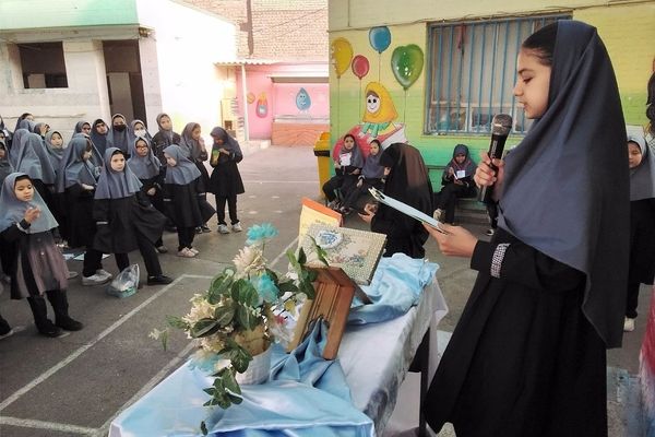 گرامیداشت هفته کتاب و کتاب‌خوانی در دبستان دخترانه جعفریه با حضور پرشور دانش‌آموزان