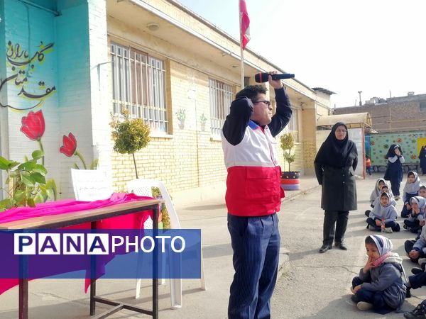  آموزش نحوه پناهگیری وآمادگی برای  مانور زلزله