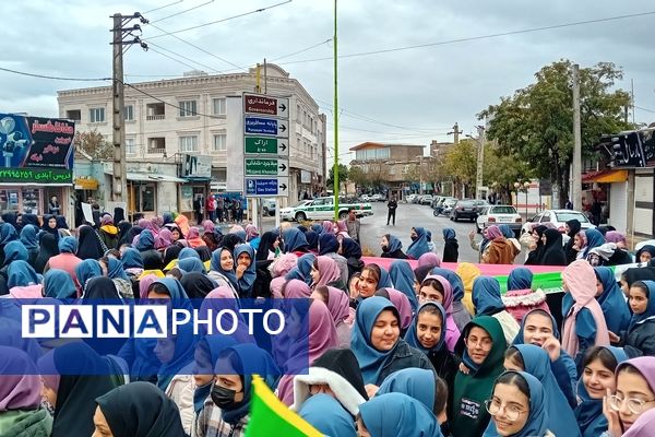 حماسه‌آفرینی دانش‌آموزان کمیجانی در راهپیمایی۱۳ آبان 