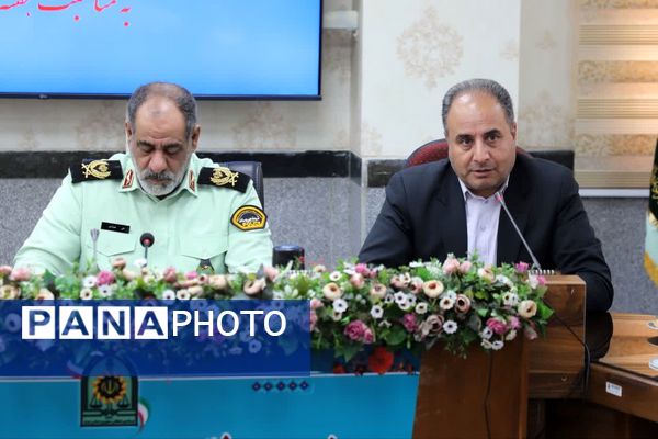 گل‌های قدردانی دانش‌آموزان پیشتاز برای حافظان امنیت