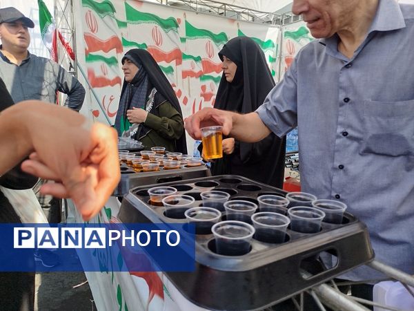 راهپیمایی 10 کیلومتری تهران به مناسبت عید غدیر و مقاومت در برابر تهدیدات دشمن
