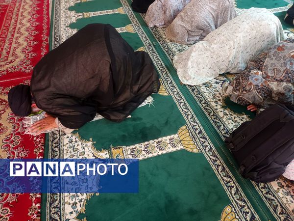 نماز جماعت در دبیرستان میرزا جعفر سروقد مشهد مقدس 