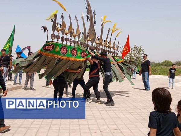 مراسم سنتی سینه زنی در روز عاشورای حسینی در روستای نقاب