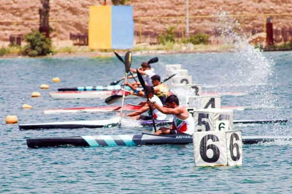 قایقرانان کشور در دریاچه آزادی به آب می‌زنند