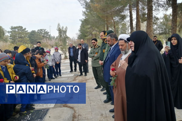 غبارروبی مزار دانش‌آموز شهید «حیدر رضایی» در قم