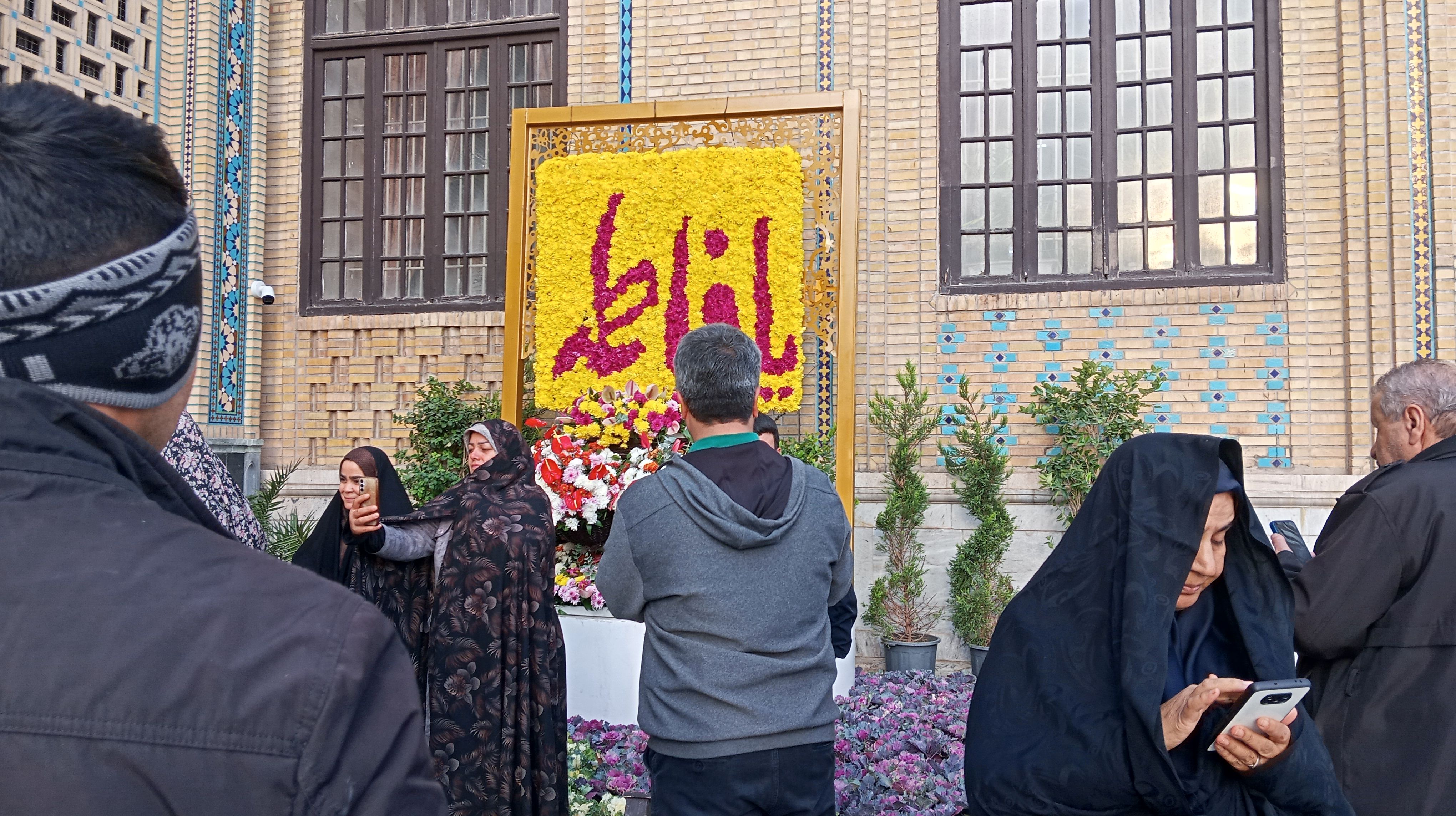 گل آرایی و چراغانی حرم رضوی 