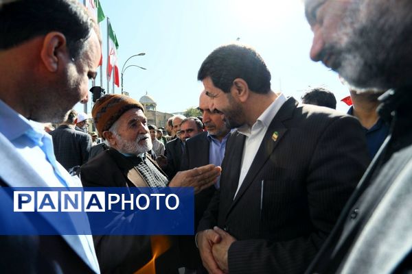 دانش آموزان و مسئولین در کنار یکدیگر، روز دانش‌آموز را رقم زدند