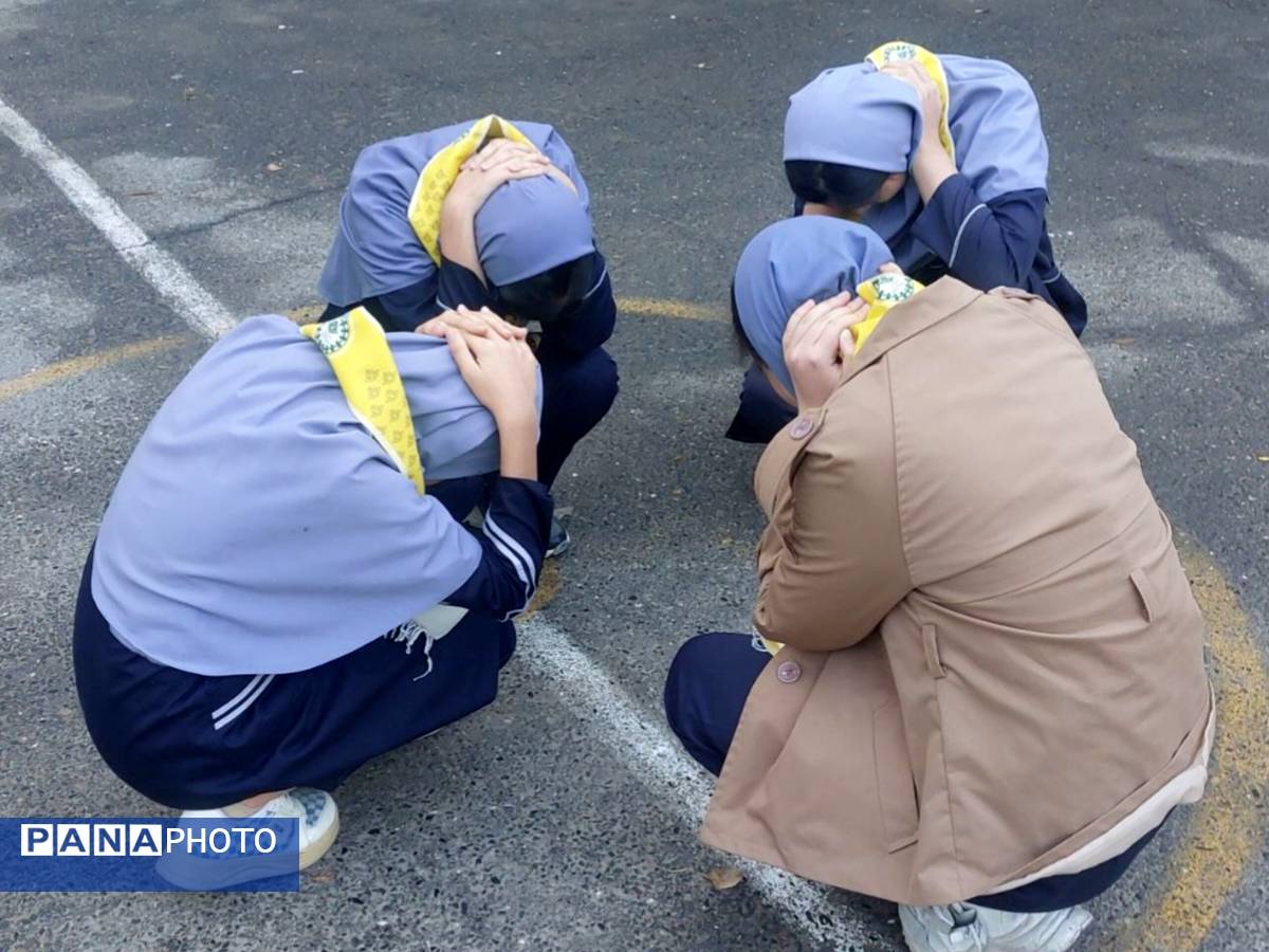 بیست و هفتمین مانور زلزله در دبیرستان دخترانه دانشور 2 