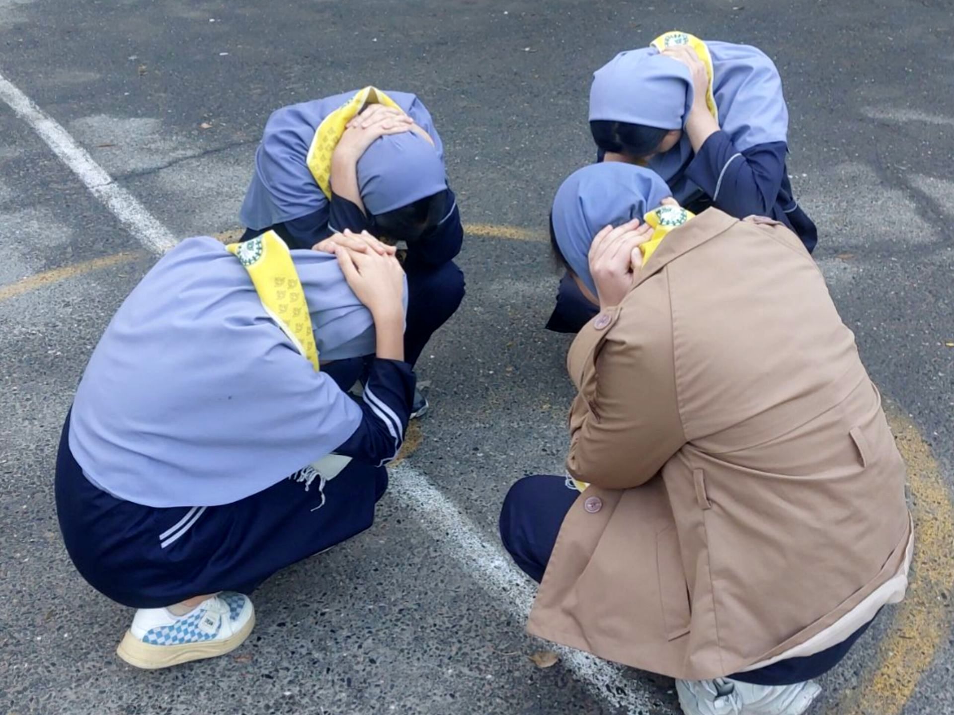 بیست و هفتمین مانور زلزله در دبیرستان دخترانه دانشور 2 