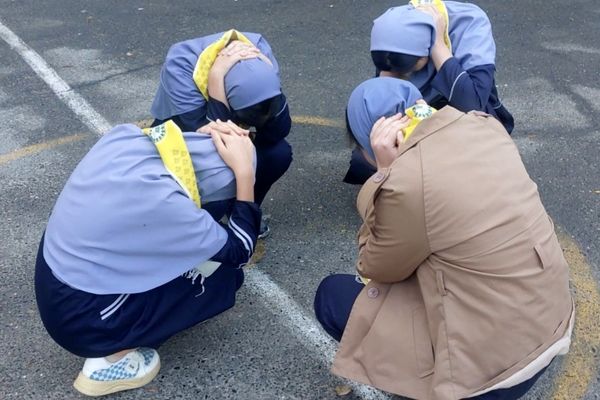 بیست و هفتمین مانور زلزله در دبیرستان دخترانه دانشور 2 