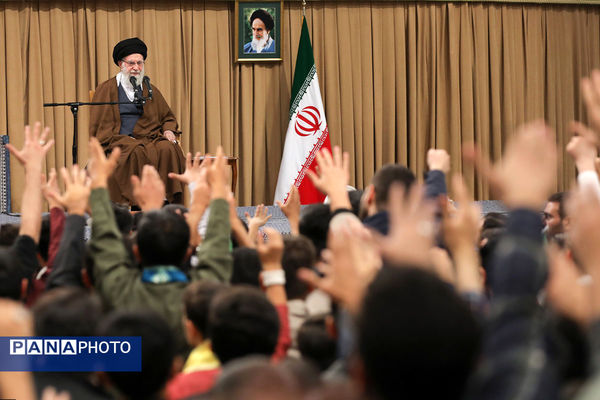 دیدار هزاران نفر از دانش‌آموزان و دانشجویان با رهبر انقلاب