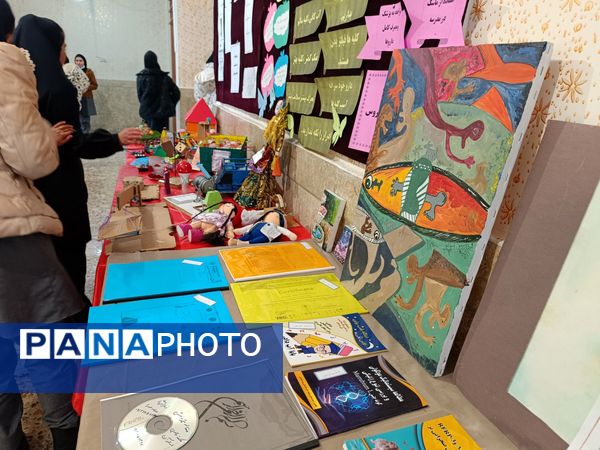 نمایشگاه هفته پژوهش در مدرسه پروین‌اعتصامی 