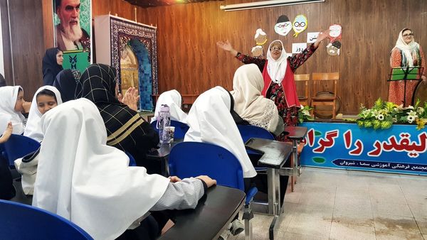 بزرگداشت هفته ملی سالمند در دبستان دخترانه سماء شیروان 
