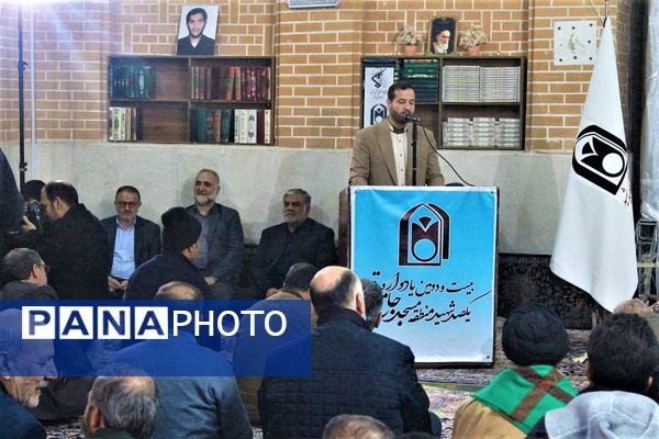 استقبال نوجوانان از غرفه‌های یادواره شهدای مسجد جامع قم