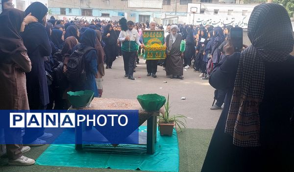پرچم گردانی آستان قدس رضوی در مدارس منطقه پردیس به مناسبت دهه کرامت