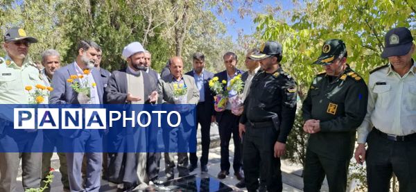 غبارروبی مزار شهدا به‌مناسبت هفته دفاع مقدس در نورآباد 