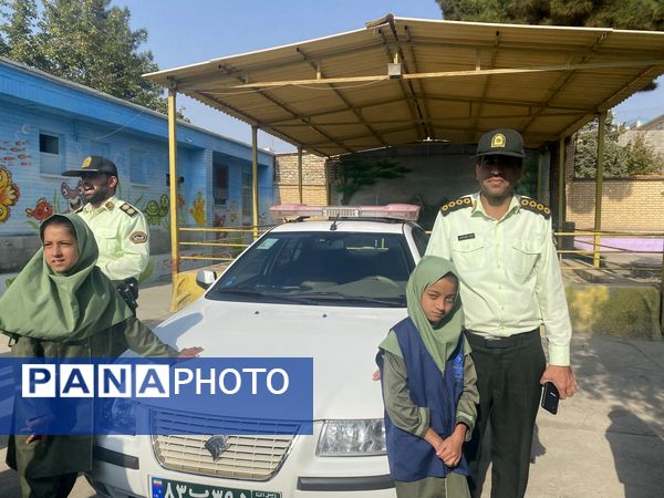 حضور سرهنگ اسماعیل اکبری رئیس کلانتری ۱۳ نیشابور در جمع دانش‌آموزان دبستان میلاد نیشابور 