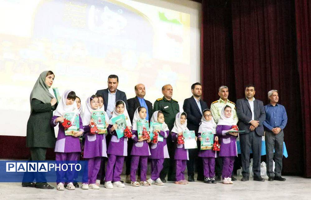 تجلیل از برگزیدگان دانشآموزی مسابقات فرهنگی و هنری جشنواره هما شهرستان دشتستان