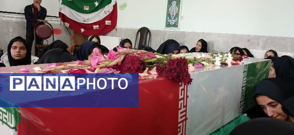 وداع دانش‌آموزان هنرستان الزهرا با پیکر مطهر شهید گمنام