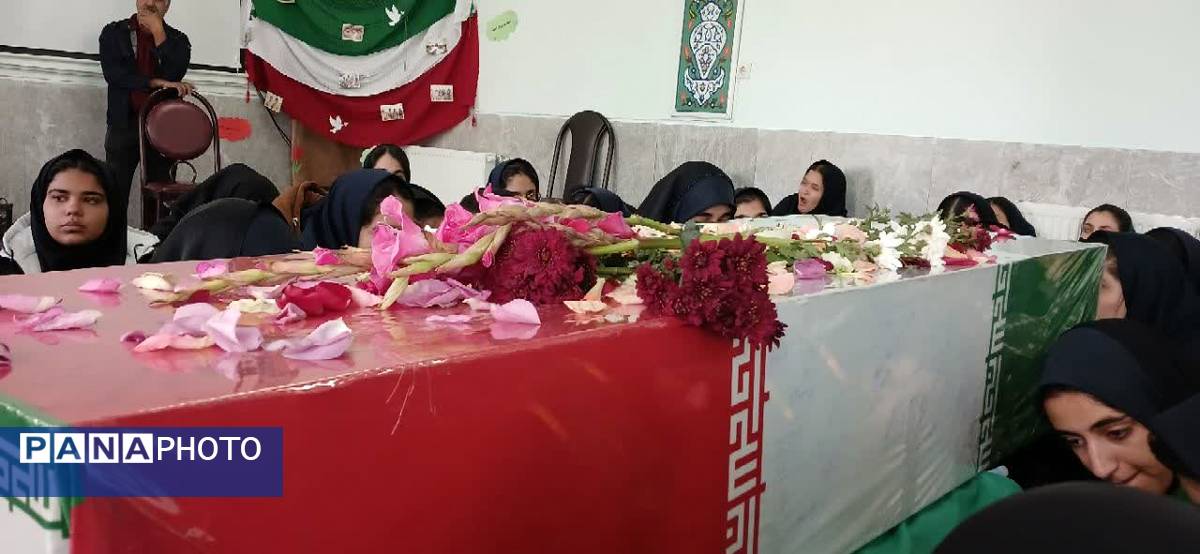 وداع دانش‌آموزان هنرستان الزهرا با پیکر مطهر شهید گمنام
