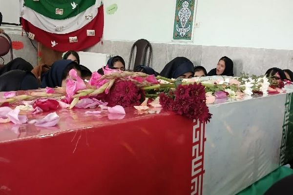 وداع دانش‌آموزان هنرستان الزهرا با پیکر مطهر شهید گمنام